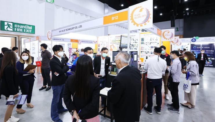 EMIDAS 商谈会现场的人流与展位