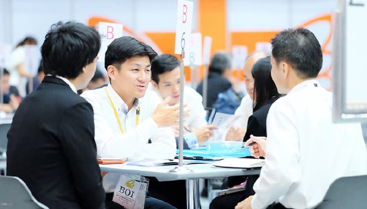 出展企业与来访者在展位上洽谈